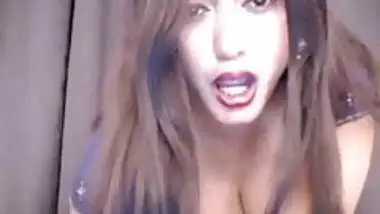 Indian sexy chubby babe showing off her curves