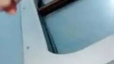 Desi bhabhi?s pussy exposed on running train