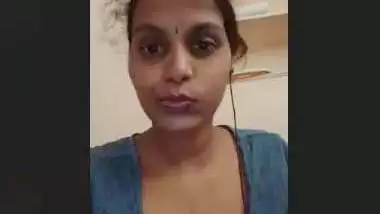 Cute Tamil Girl Showing Boobs Video