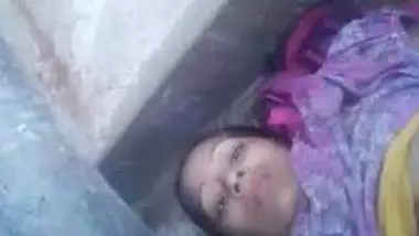 Desi Girl in Mehendi Outdoor MMS wid Audio