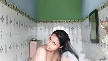 Bhabhi bathroom ? Solo bathing video