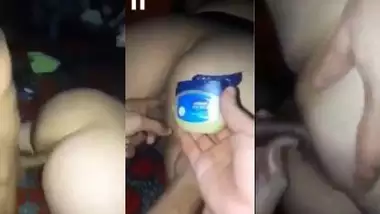 Men use Vaseline to drill an aunty?s ass in Tamil aunty sex