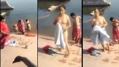 Lusty Bhabhi bathing toipless in pond, Desi porn videos