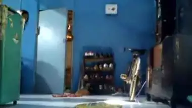 catches a college beauty cheating on her bf