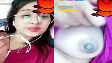 Cute girl flashes boobs in Chamet Pakistani sex chat