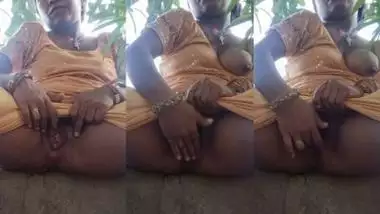 Nude lady from Kerala masturbates outdoors in a garden