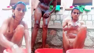 Desi nude Banjara lady records her MMS taking a bath