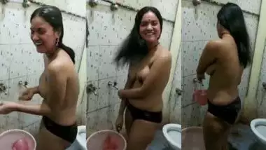 BF films his naked GF?s erotic bathing video
